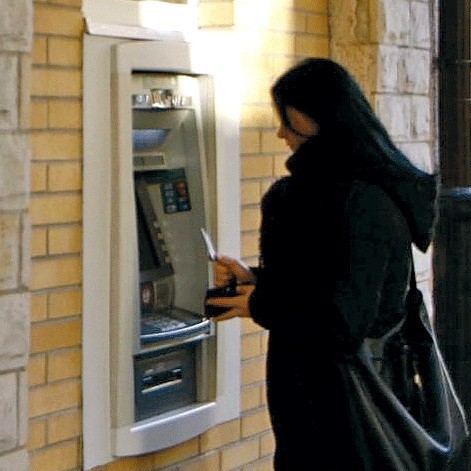Ten bankomat przy ul. Gierczak w Kołobrzegu jest już bezpieczny. Bądźmy jednak czujni i zawsze wypatrujmy złodziejskiej nakładki. 