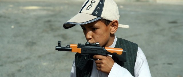 Dzieci bawiące się w wojnę to częsty obrazek na ulicach afgańskich miast. Turystom odwiedzającym ten kraj grozi niebezpieczeństwo ze strony terrorystów.F