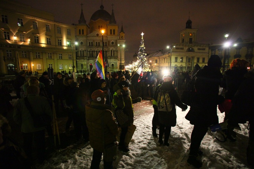 Manifestacja w obronie praw kobiet na Placu Wolności. Protest zgromadził około 500 osób [zdjęcia]