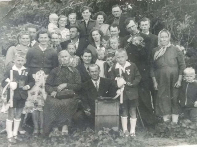 Pierwsza Komunia święta Janka Baranowskiego i Irka Lichoty. Zdjęcie z 1960 roku