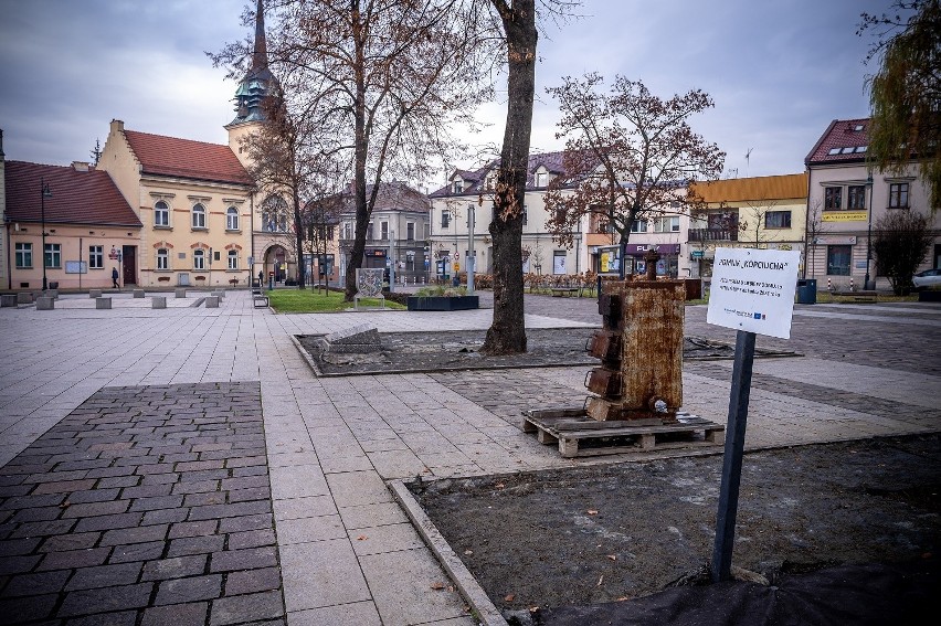 Na rynku w Skawinie od września 2021 roku stoi pomnik...