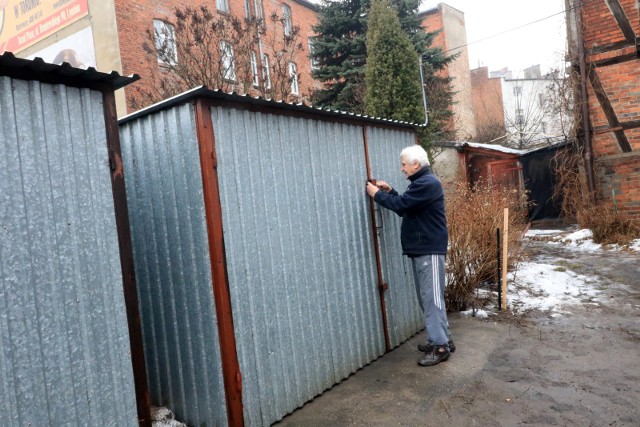 Od 99 zł za wynajem do nawet 32 tys. złotych za kupno - tyle kosztuje miejsce garażowe w Toruniu. Sprawdźcie, gdzie jest najdrożej. [b]WIĘCEJ SZCZEGÓŁÓW NA KOLEJNYCH STRONACH >>>>>[/bZobacz także:Mistrzowie parkowania w Toruniu i regionie. Oto wszystkie zdjęcia od Was! [duża galeria]Nowy test na prawo jazdy. Zdałbyś dziś egzamin?