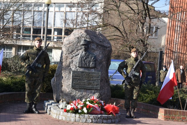 Uroczystość z okazji 80. rocznicy powstania AK przy pomniku gen. Bór-Komorowskiego w Grudziądzu