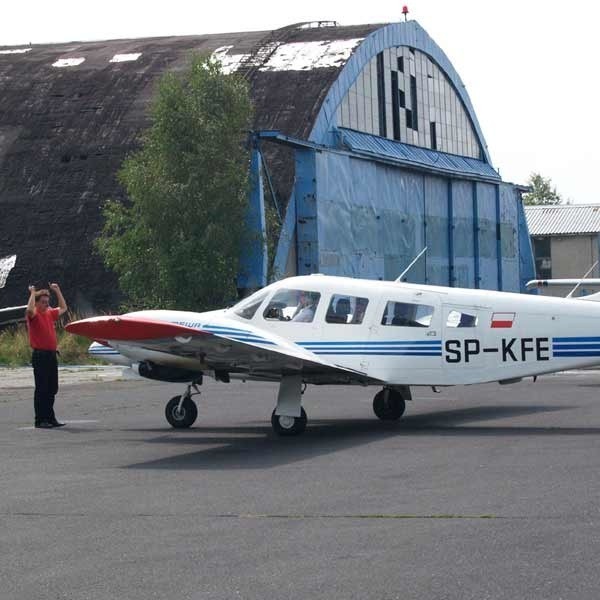 Krzysztof Kusek z Royal Star Aero w Mielcu (firma szkoli pilotów) mówi, że choć ma 10-letnią Mewę musiał szybko kupić 20-letniego Pipera Senecę II. - Mewy (na zdjęciu z prawej) w ogóle nie będą mogły latać komercyjnie - dodaje.