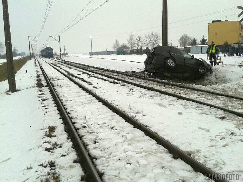 Nissan wjechał pod elektrowozy w Wierzbicy Górnej.