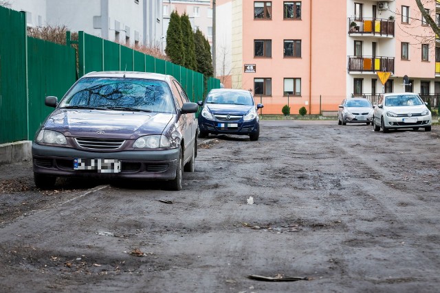 Czy dziurawa ulica Jordanowska na Szwederowie doczeka się wreszcie naprawy? Prace są tam zaplanowane na 29 maja 2020.