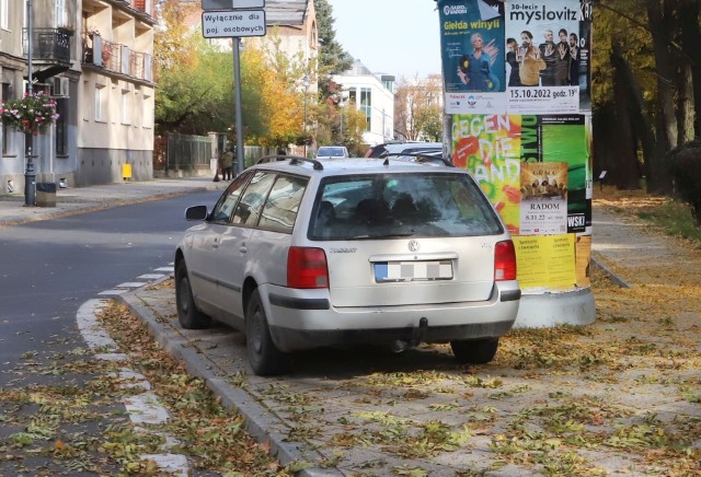 Prezentujemy 16 najbardziej szokujących przykładów parkowania - tym razem z końcówki września oraz października. Zobaczcie zdjęcia robione przez fotoreporterów "Echa Dnia" uzupełnione o te nadesłane na adres radom@echodnia.eu. Są też fotki z profilu na Facebook'u "Pieszy w Radomiu". Na zdjęciu przykład z ulicy Mickiewicza i kompletnie zastawiony chodnik. Na kolejnych slajdach równie pomysłowi "mistrzowie parkowania z Radomia" - 16 przykładów totalnej bezmyślności.