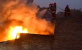 Pożar pustostanu na Lipowej. Spłonął 200 metrowy dach budynku [ZDJĘCIA+FILM]