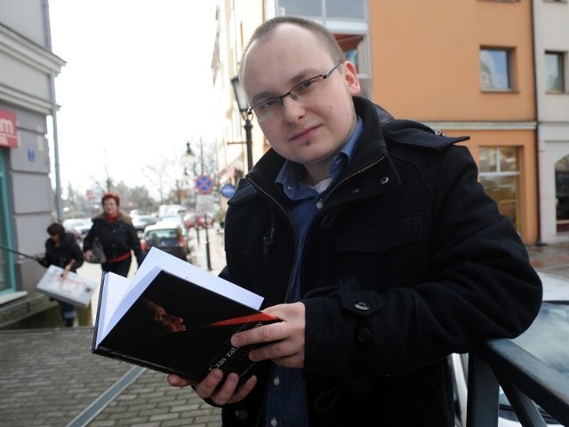Jakub Kulawczuk ma 29 lat. Jest absolwentem pedagogiki Uniwersytetu Szczecińskiego.