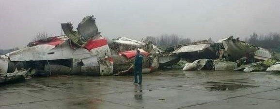 Szczątki samolotu prezydenckiego, który rozbił się 10 kwietnia 2010 roku w Smoleńsku