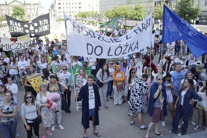 Studenci przejęli władzę w mieście. Zabawa trwa