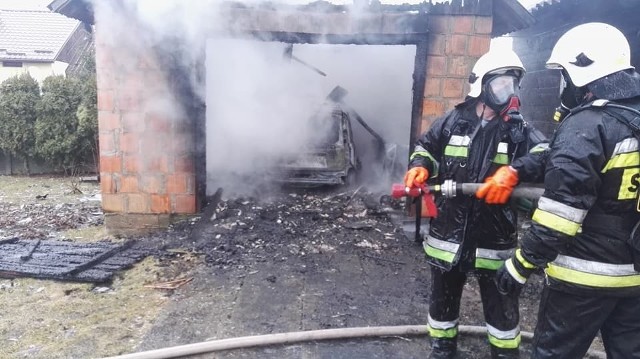 Do pożaru budynku gospodarczego strażacy zostali wezwani we wtorek o godzinie 15.10. Pożar wybuchł w miejscowości Rudka na ul. Szkolnej. Zdjęcia udostępnione z facebooka ;OSP KSRG Brańsk