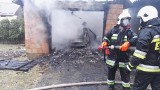 Pożar w miejscowości Rudka. Palił się budynek gospodarczy. Samochód całkowicie zniszczony [ZDJĘCIA]