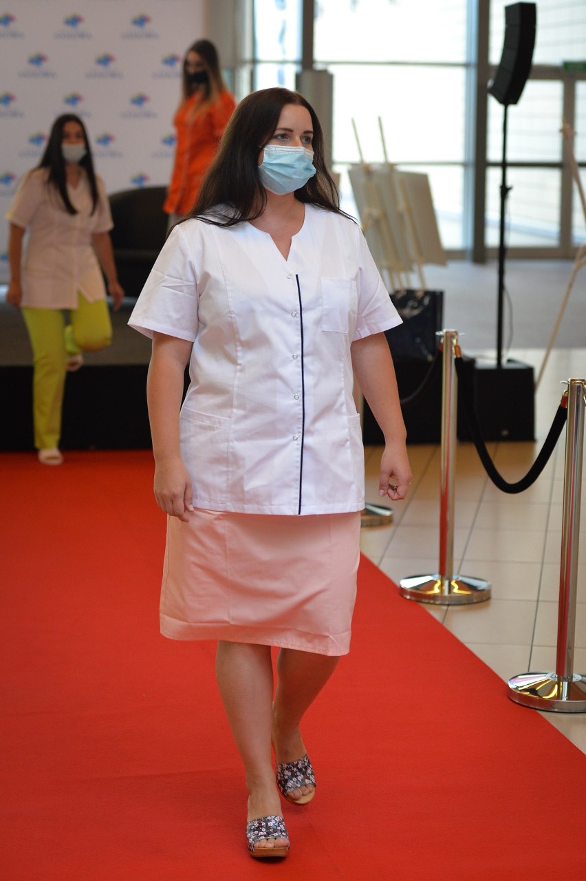 W Galerii Sanowa w Przemyślu pokazali pielęgniarski dress code. To trzeba zobaczyć [ZDJĘCIA]