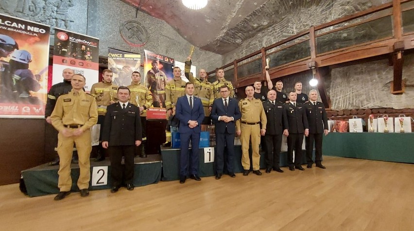 Barbórkowy Turniej Strażaków i Ratowników. Strażacy z Ostrołęki zajęli 3 miejsce. Bieg w Wieliczce odbył się 10.12.2022