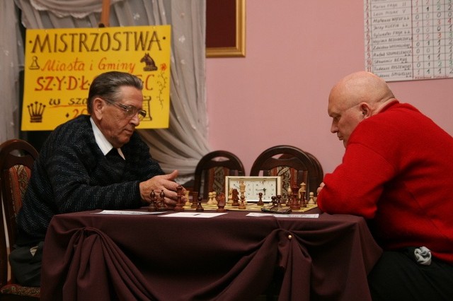 Skupienie na twarzach graczy było widoczne już od samego początku mistrzostw. (Na zdjęciu od prawej Jerzy Kucfir, zwycięzca turnieju). 