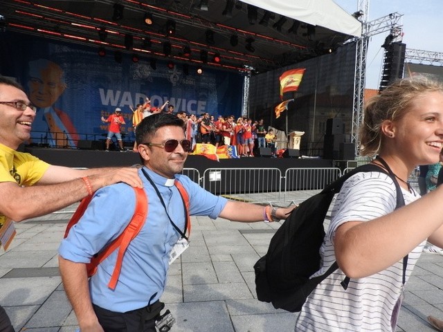 Wadowicki rynek jest w centrum wydarzeń. Pielgrzymi nie tylko się modlą, ale i bawią