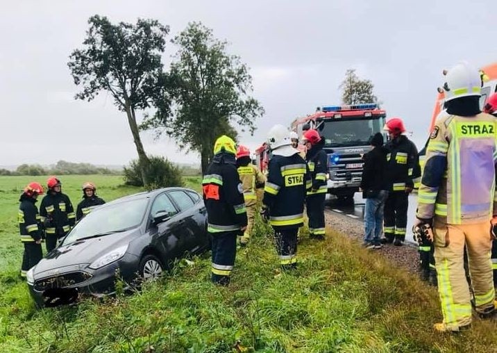 Dobrzyniewo Duże. Wypadek na DK 65. Auto wypadło z drogi i wpadło do rowu. Jedna osoba trafiła do szpitala [ZDJĘCIA]