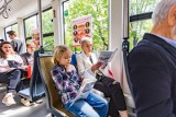 Patriotyczny, rozśpiewany tramwaj jeździł po Krakowie. Wolontariusze rozdawali chorągiewki w barwach narodowych