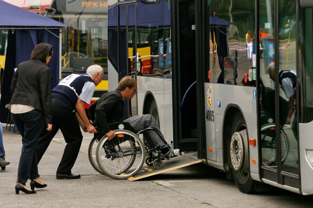 Kierowca MPK pomaga niepełnosprawnemu - zdjęcie ilustracyjne