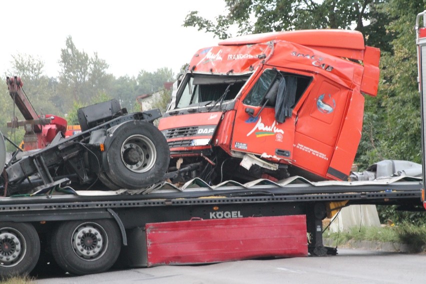 Wypadek ciężarówki w Chruszczobrodzie. To cud, że kierowca...