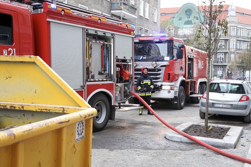 Szczecin: Pożar w kamienicy. Trzy osoby nie żyją. "Otworzyła okno, był huk i było po nich". Co się stało przy Małkowskiego? [WIDEO, ZDJĘCIA]