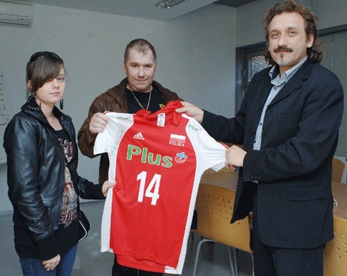 Krzysztof Nałęcz, redaktor naczelny Głosu (z prawej) przekazuje Andrzejowi Pruszyńskiemu wylicytowaną za 1400 zł koszulkę
