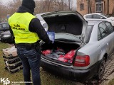 Podróbki na targowisku w Fordonie. Służba Celno-Skarbowa w akcji [zdjęcia]