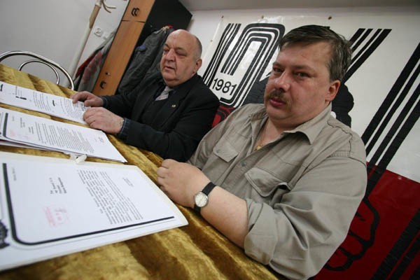 Andrzej Radzicki (z lewej) i Krzysztof Wasilewski pokazali nam dokumenty, które zgromadzili przeciwko Janowi Kuleszowi