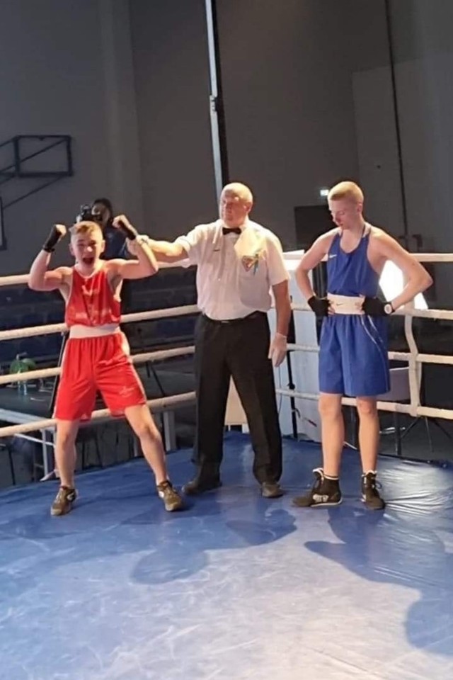Z lewej Maciej Strzelecki (Mazur Boxing Gym Słupsk), który tak cieszył się ze zwycięskiego werdyktu sędziowskiego, bo uzyskał  kwalifikację do XXVIII Ogólnopolskiej Olimpiady Młodzieży  