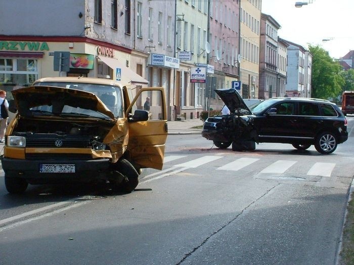 Na ul. Armii Krajowej doszlo do groLnego wypadku. Zderzyly...