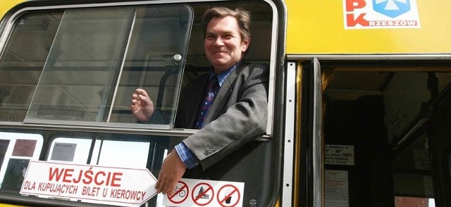 Podpis pod zdjęcie: Andrzej Bieda z MPK Rzeszów prezentuje, jak od soboty będą wyglądać wejścia do autobusu dla pasażerów chcących kupić bilet.