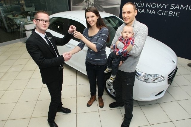 Paweł Bielecki z salonu Peugeota w Kielcach składa na ręce pani Sylwii gratulacje i kluczyki do nowego auta.