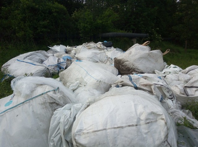 Nielegalne składowisko odpadów na granicy Kłokocina i Boguszowic