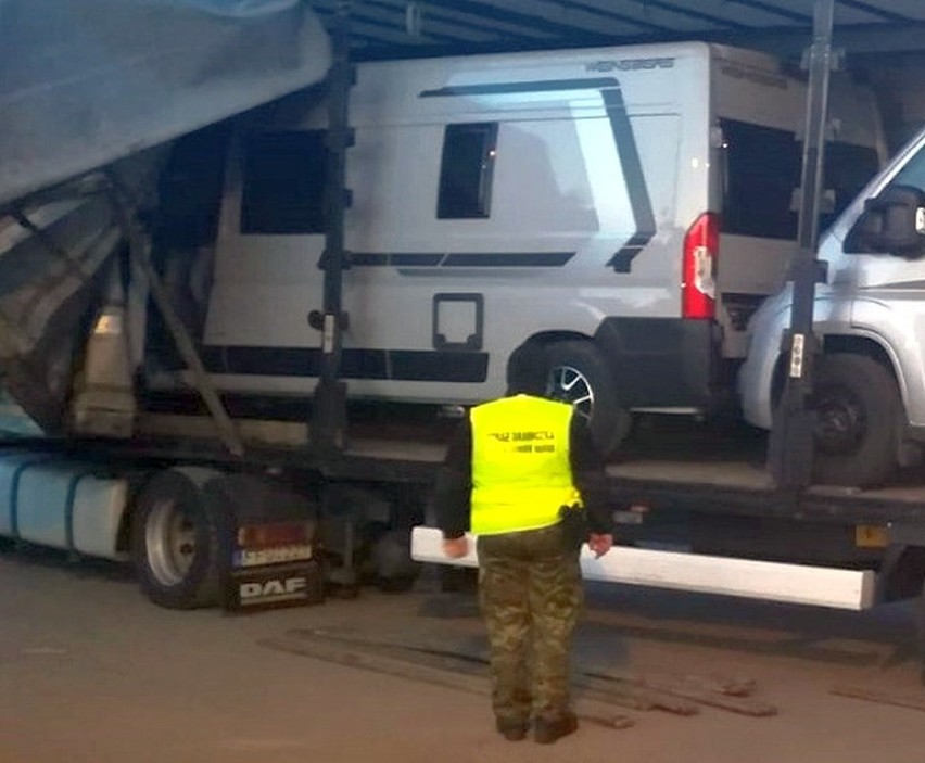 Dwa kradzione kampery warte 750 tys. zł odzyskane przez straż graniczną (zdjęcia)