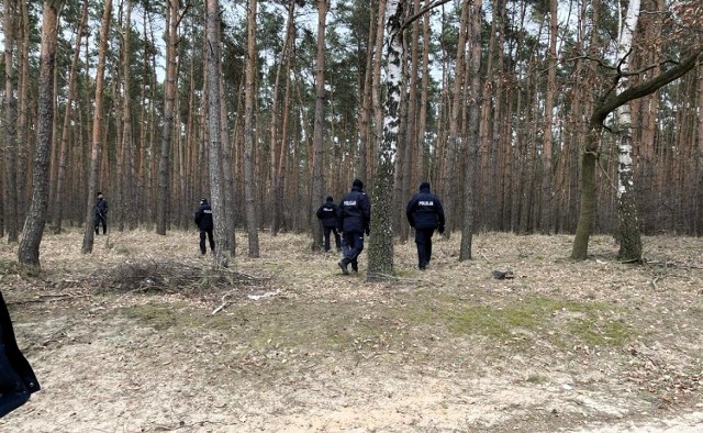 76-latek został odnaleziony przez policjantów przed północą w okolicach Ruchocic.