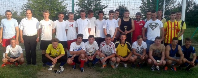Uczestnicy piłkarskiego turnieju dzikich drużyn rozgrywanego w Bidzinach.