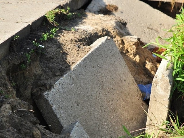 Ogromna dziura w chodniku przy ulicy Sikorskiego w Tarnobrzegu, tuż przy murze dzikowskim, powstała po wielkiej ulewie sprzed dwóch tygodni.