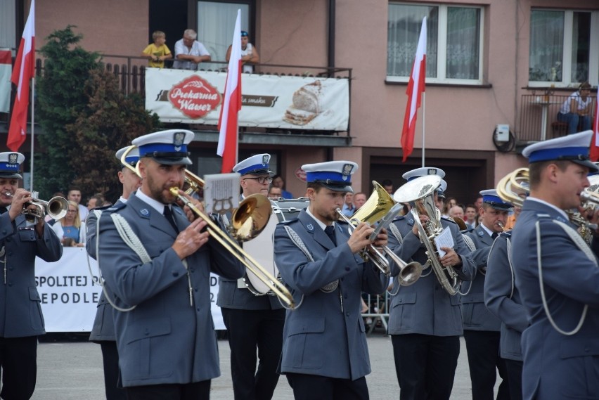 Parada i tańce instrumentalistów w Skale. Festiwal Orkiestr Wojskowych i Dętych