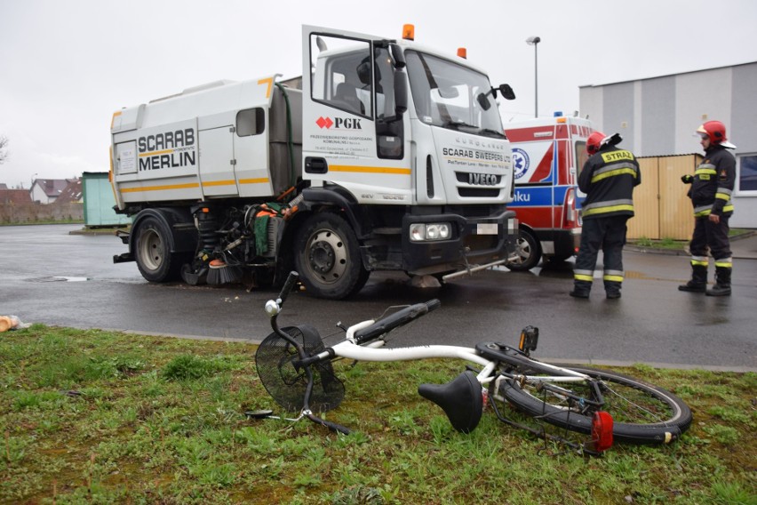 Pojazd sprzątający potrącił rowerzystkę (zdjęcia)