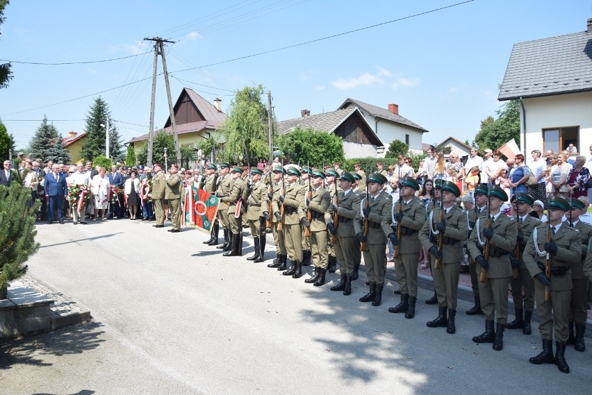 Hołd dla 30 ofiar pacyfikacji Radwanowic w miejscu kaźni hitlerowskiej. Wspomnienia bestialskiego mordu [ZDJĘCIA] 