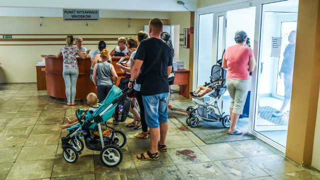 Z powodu obniżki PIT z 18 na 17 proc. część pracujących może stracić. Jako to możliwe, że z powodu obniżki PIT, która wejdzie w życie 1 października 2019 roku, osoba pracująca może nie zyskać? Okazuje się, że niższy podatek PIT może być niekorzystny dla pracujących otrzymujących pomoc finansową od państwa w postaci różnych zasiłków. Bo obniżenie składki na podatek PIT oznacza nieznaczny wzrost pensji. A ten wzrost wynagrodzenia związany z nową stawką PIT może powodować przekroczenie progu dochodowego i utratę świadczeń z pomocy społecznej.