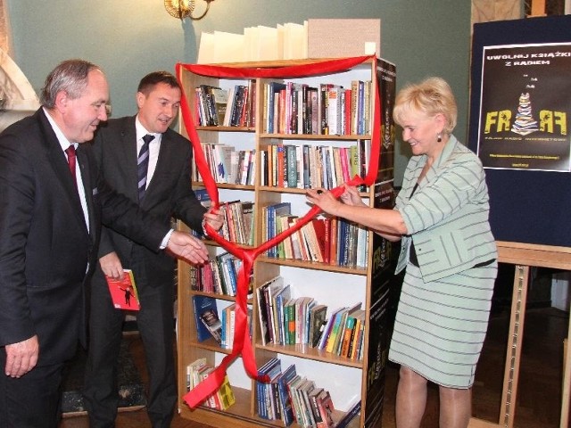 Bibliotekarka i nauczycielka  Jolanta Roszczyk-Niwińska otwiera pierwszą półkę z uwolnionymi książkami, stanie ona na parterze Wojewódzkiego Domu Kultury i każdy będzie mógł pożyczyć, ale także dostawić książkę.