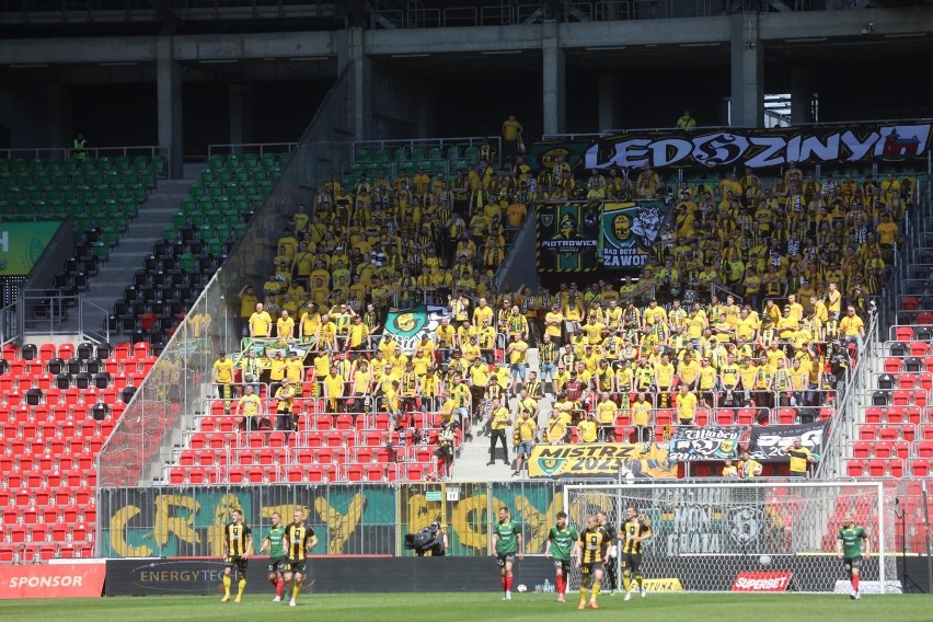 23.04.2023. Kibice GKS-u Katowice na derbach Śląska w...