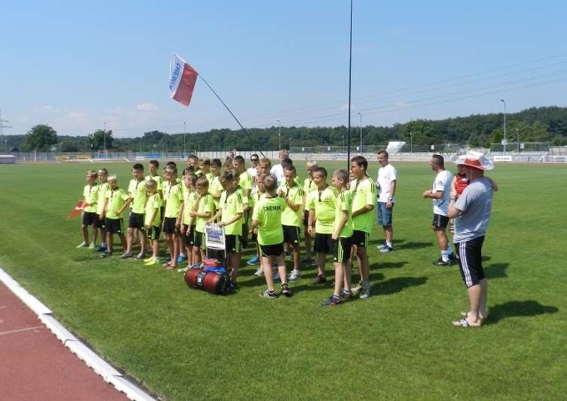 Młodzi futboliści po wyjściu z autokaru ustawili się na murawie stadionu Kuźniczka, gdzie byli długo oklaskiwani przez rodziców i kibiców.