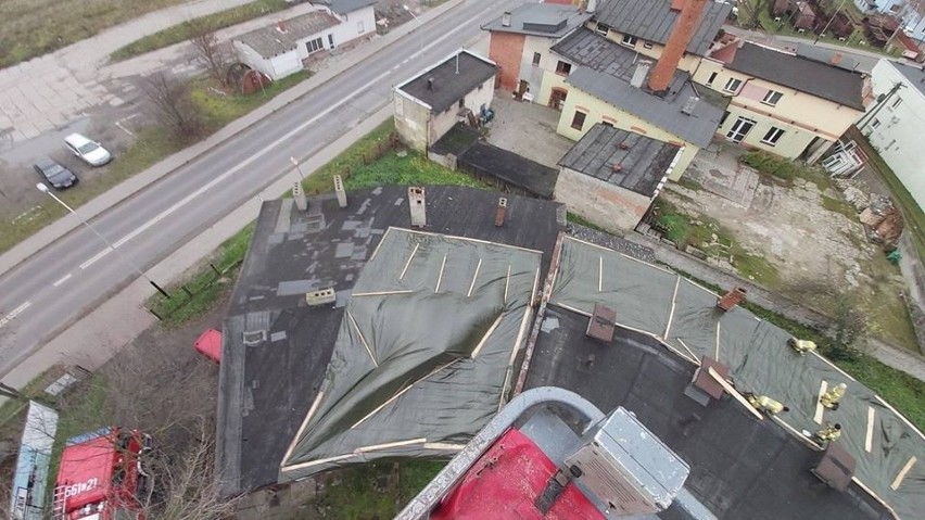 W dachu jednego z budynków Żnińskiej Kolei Powiatowej powstały dziury. Strażacy pomogli założyć plandeki [zdjęcia] 
