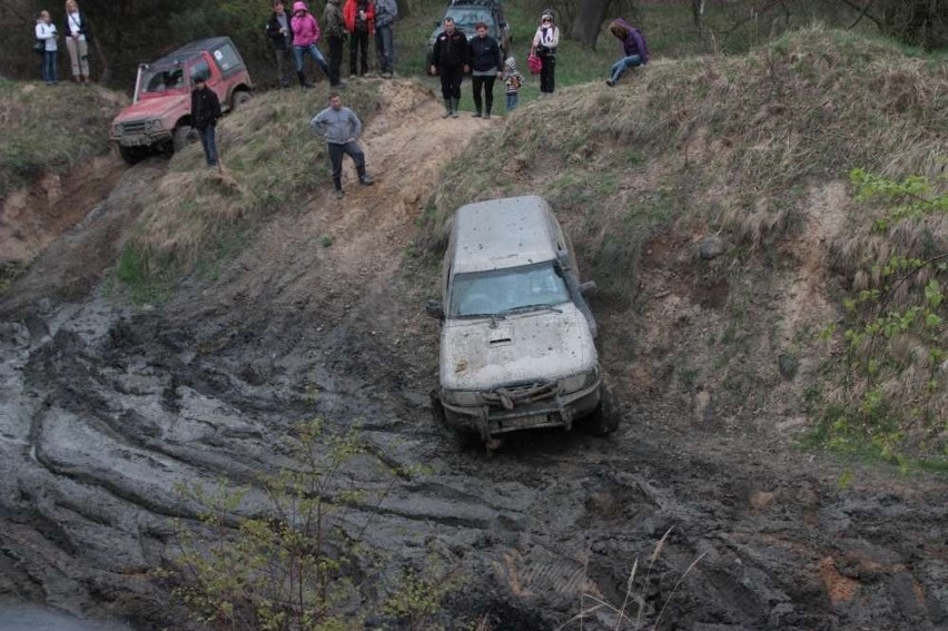 Rajd samochodów terenowych na poligonie w Biedrusku [ZDJĘCIA, FILM] 