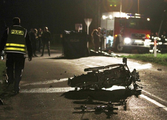 Do tragicznego wypadku doszło na łuku drogi, na zjeździe z wiaduktu nad S3.