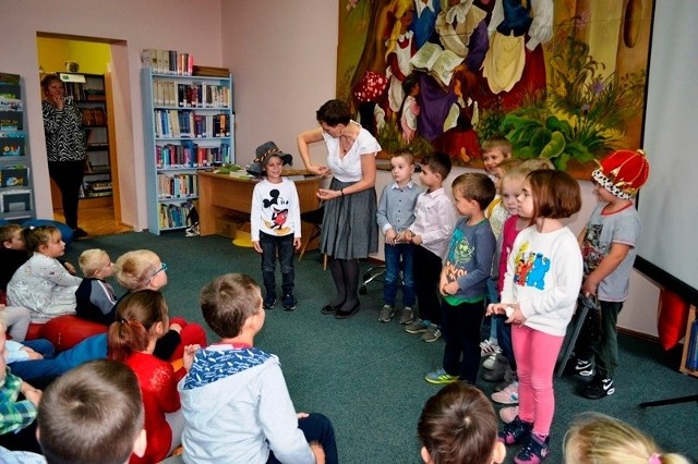 Pisarka Magdalena Zarębska podczas spotkania z dziećmi w sępoleńskiej bibliotece zachęciła ich do odgrywania scenek