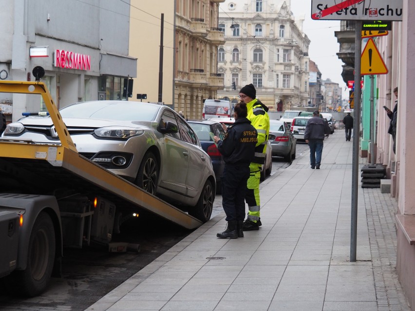 Łódź: Straż miejska odholowywała źle zaparkowane samochody